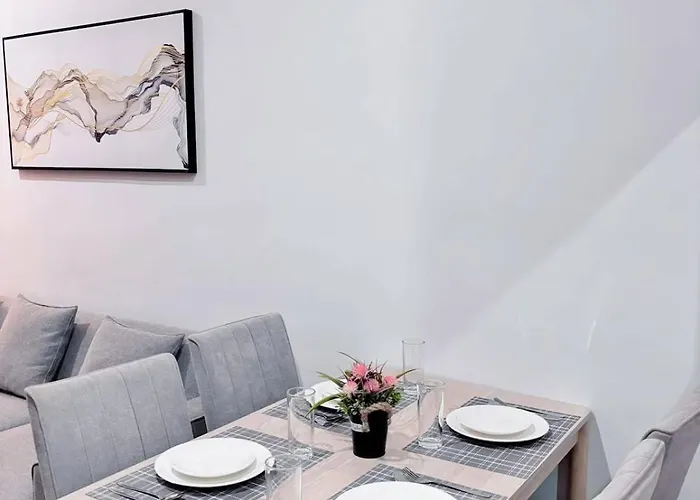 Cozy 2br Near Airport- Perfect For Travelers Apartment *